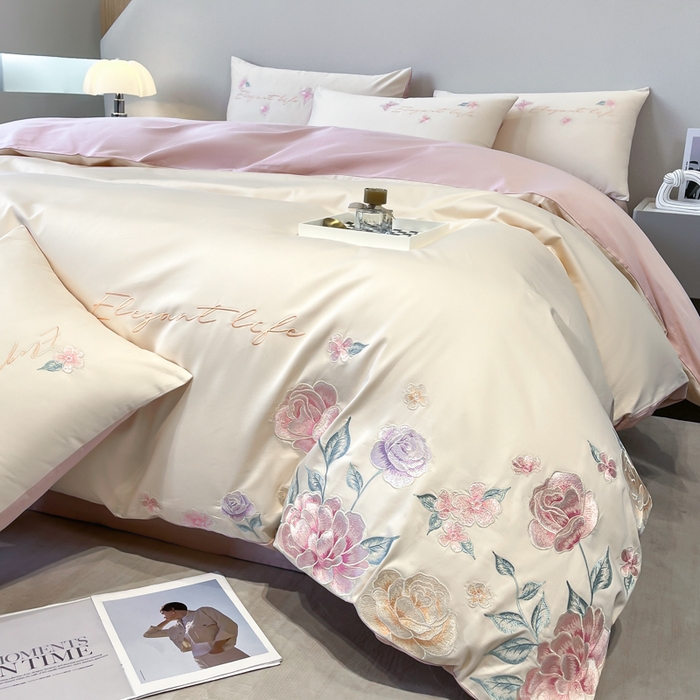 91家纺网 家纺一手货源 找家纺 欣宜家纺 2025新款纯棉全棉长绒棉刺绣绣花四件套高端礼盒款-爱丽丝 爱丽丝-白粉