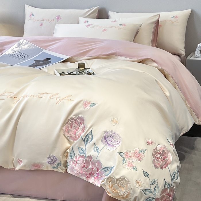 91家纺网 家纺一手货源 找家纺 欣宜家纺 2025新款纯棉全棉长绒棉刺绣绣花四件套高端礼盒款-爱丽丝 爱丽丝-白粉