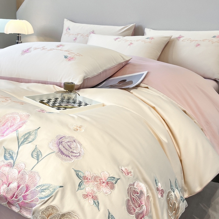 91家纺网 家纺一手货源 找家纺 欣宜家纺 2025新款纯棉全棉长绒棉刺绣绣花四件套高端礼盒款-爱丽丝 爱丽丝-白粉