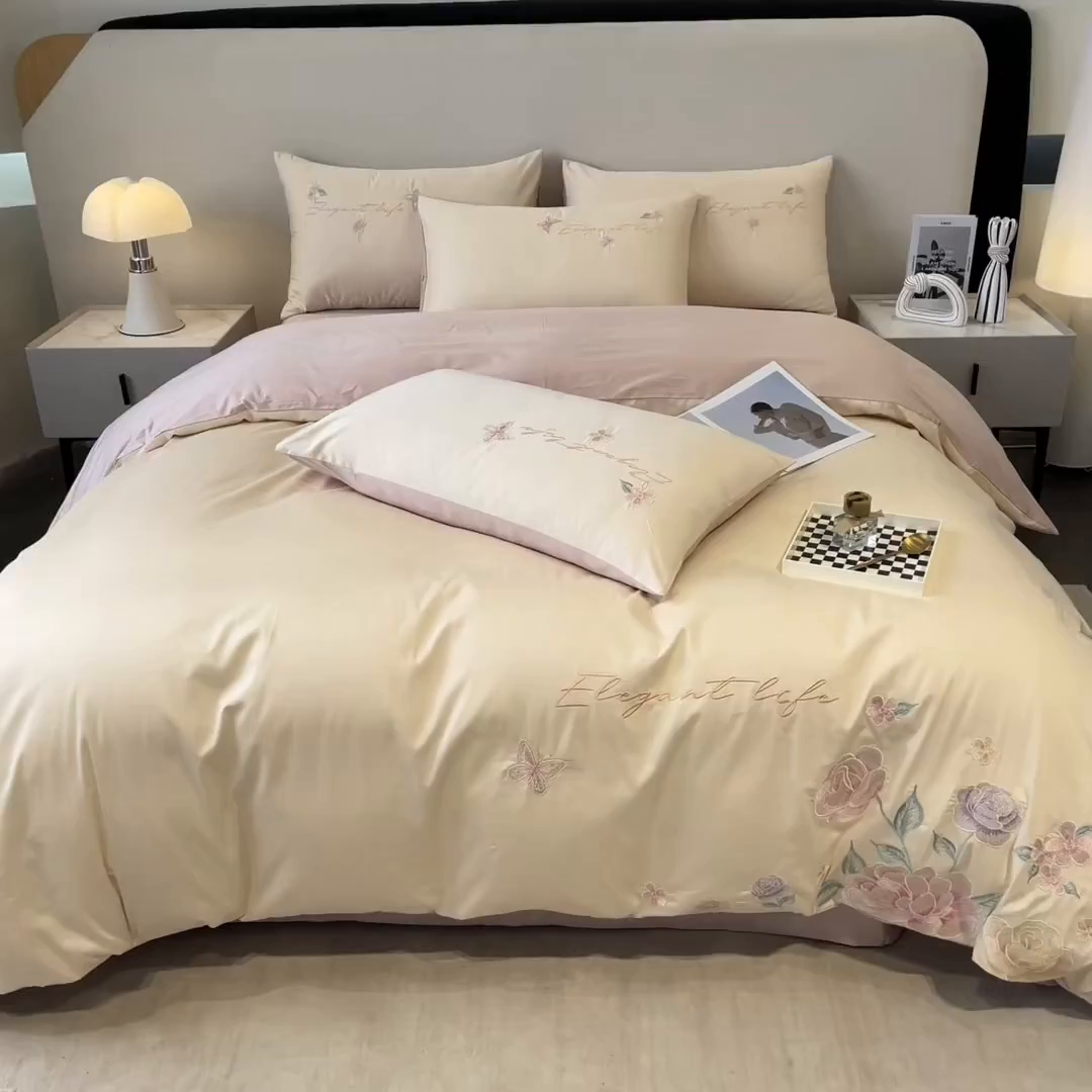 91家纺网 家纺一手货源 找家纺 欣宜家纺 2025新款纯棉全棉长绒棉刺绣绣花四件套高端礼盒款-爱丽丝 爱丽丝-白粉