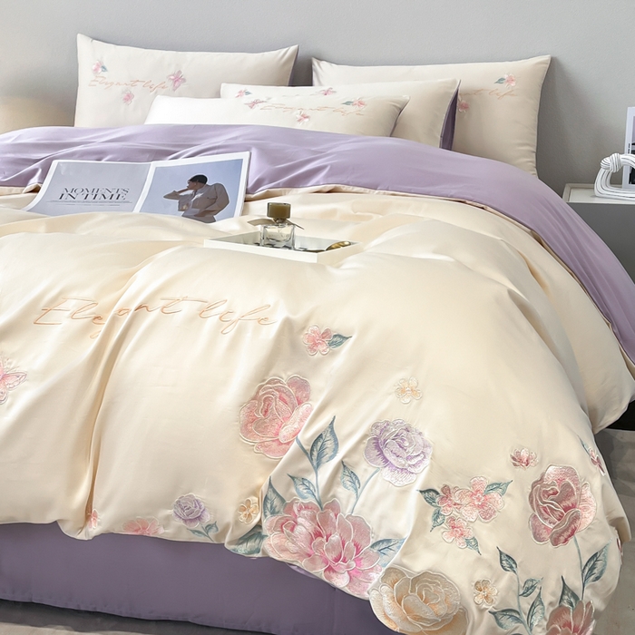 91家纺网 家纺一手货源 找家纺 欣宜家纺 2025新款纯棉全棉长绒棉刺绣绣花四件套高端礼盒款-爱丽丝 爱丽丝-白紫