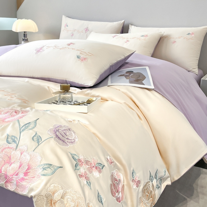 91家纺网 家纺一手货源 找家纺 欣宜家纺 2025新款纯棉全棉长绒棉刺绣绣花四件套高端礼盒款-爱丽丝 爱丽丝-白紫