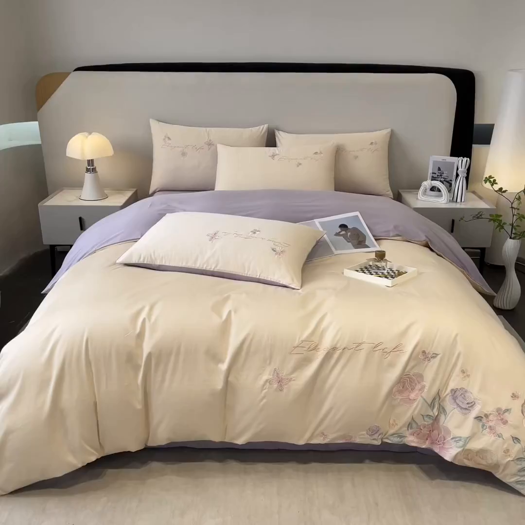 91家纺网 家纺一手货源 找家纺 欣宜家纺 2025新款纯棉全棉长绒棉刺绣绣花四件套高端礼盒款-爱丽丝 爱丽丝-白紫