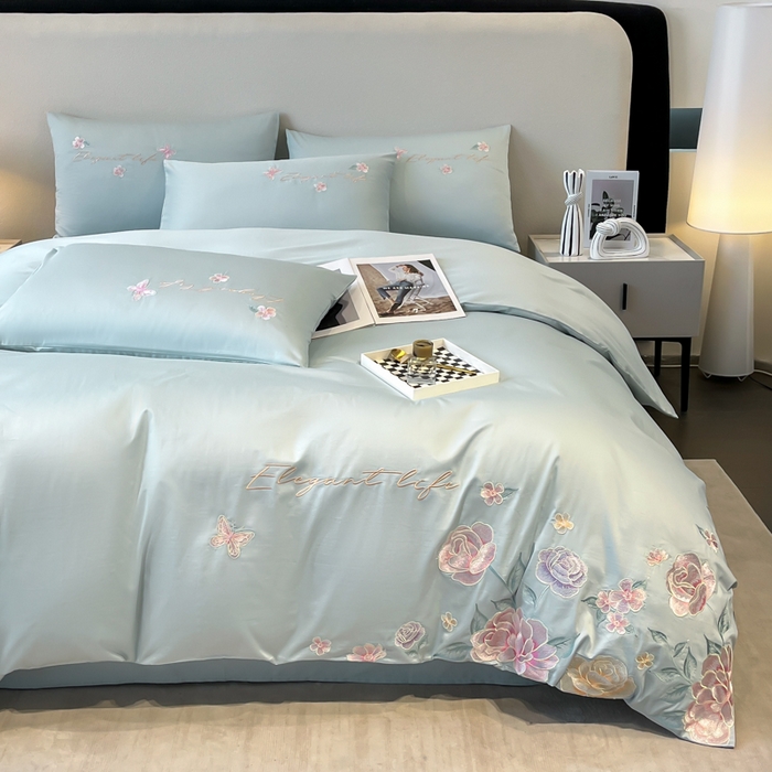 91家纺网 家纺一手货源 找家纺 欣宜家纺 2025新款纯棉全棉长绒棉刺绣绣花四件套高端礼盒款-爱丽丝 爱丽丝-飘蓝