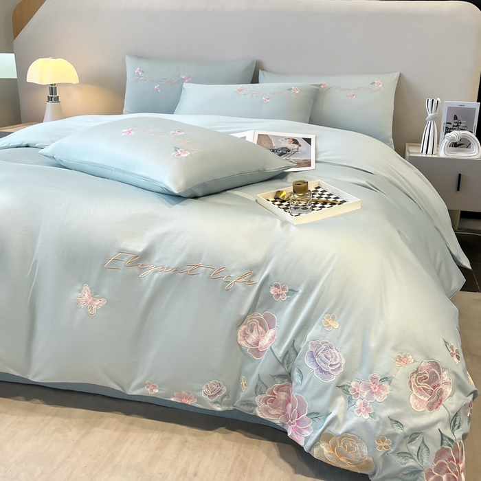 91家纺网 家纺一手货源 找家纺 欣宜家纺 2025新款纯棉全棉长绒棉刺绣绣花四件套高端礼盒款-爱丽丝 爱丽丝-飘蓝