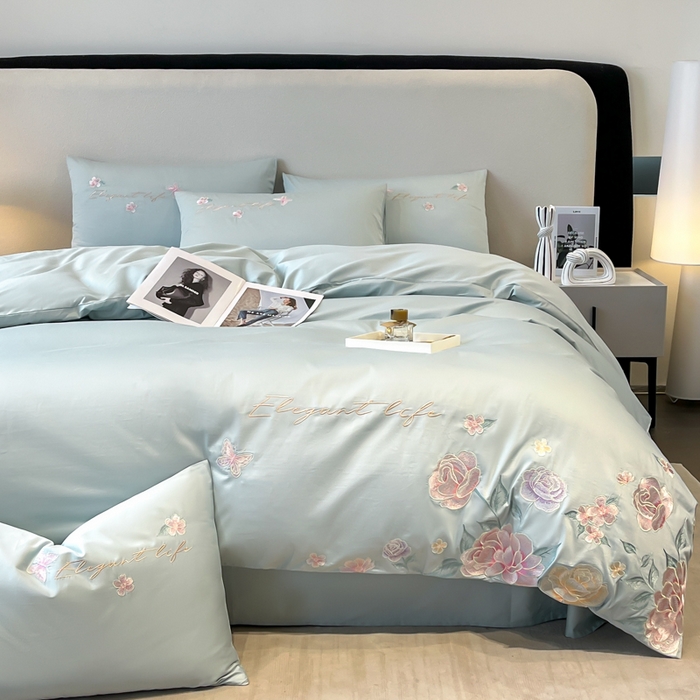 91家纺网 家纺一手货源 找家纺 欣宜家纺 2025新款纯棉全棉长绒棉刺绣绣花四件套高端礼盒款-爱丽丝 爱丽丝-飘蓝