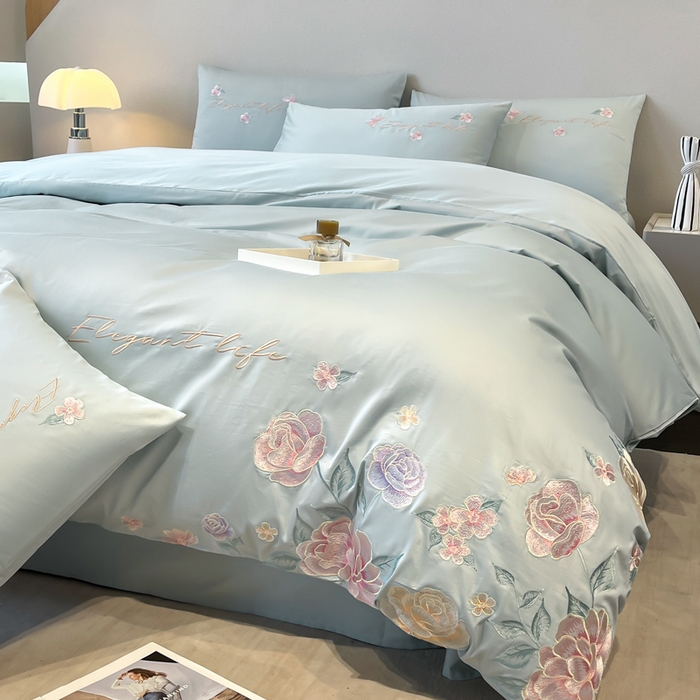 91家纺网 家纺一手货源 找家纺 欣宜家纺 2025新款纯棉全棉长绒棉刺绣绣花四件套高端礼盒款-爱丽丝 爱丽丝-飘蓝