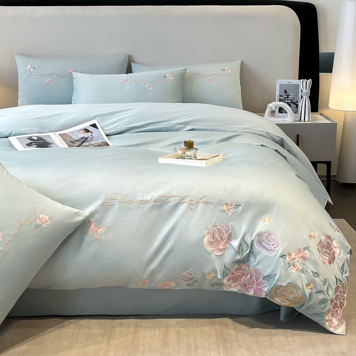 91家纺网 家纺一手货源 找家纺 欣宜家纺 2025新款纯棉全棉长绒棉刺绣绣花四件套高端礼盒款-爱丽丝 爱丽丝-飘蓝