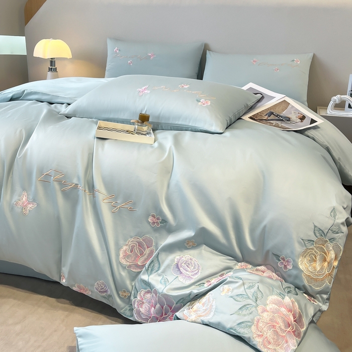 91家纺网 家纺一手货源 找家纺 欣宜家纺 2025新款纯棉全棉长绒棉刺绣绣花四件套高端礼盒款-爱丽丝 爱丽丝-飘蓝