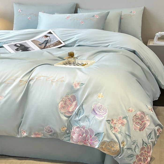 91家纺网 家纺一手货源 找家纺 欣宜家纺 2025新款纯棉全棉长绒棉刺绣绣花四件套高端礼盒款-爱丽丝 爱丽丝-飘蓝