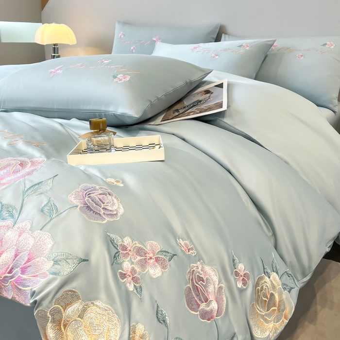 91家纺网 家纺一手货源 找家纺 欣宜家纺 2025新款纯棉全棉长绒棉刺绣绣花四件套高端礼盒款-爱丽丝 爱丽丝-飘蓝