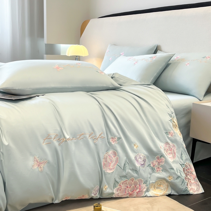 91家纺网 家纺一手货源 找家纺 欣宜家纺 2025新款纯棉全棉长绒棉刺绣绣花四件套高端礼盒款-爱丽丝 爱丽丝-飘蓝