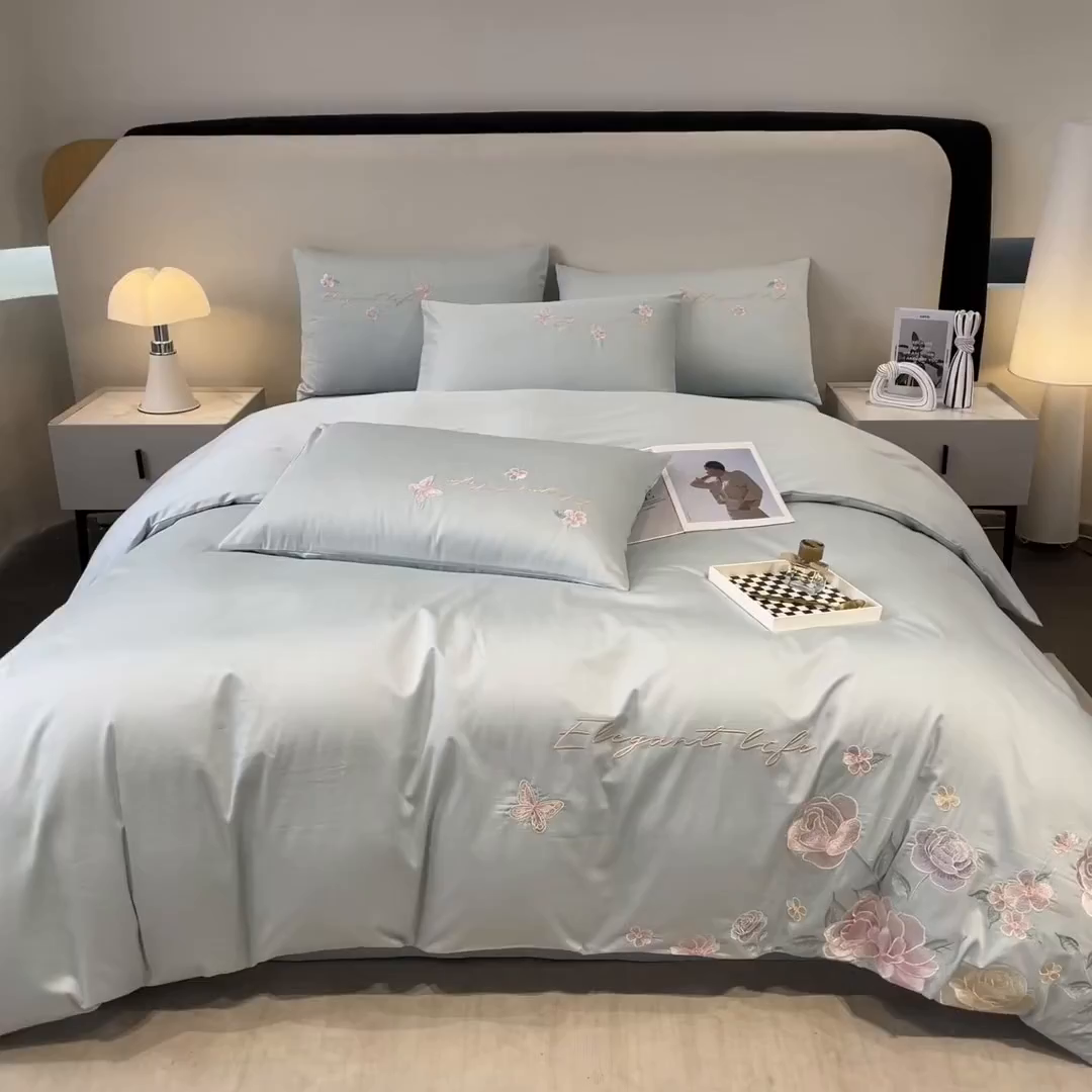 91家纺网 家纺一手货源 找家纺 欣宜家纺 2025新款纯棉全棉长绒棉刺绣绣花四件套高端礼盒款-爱丽丝 爱丽丝-飘蓝