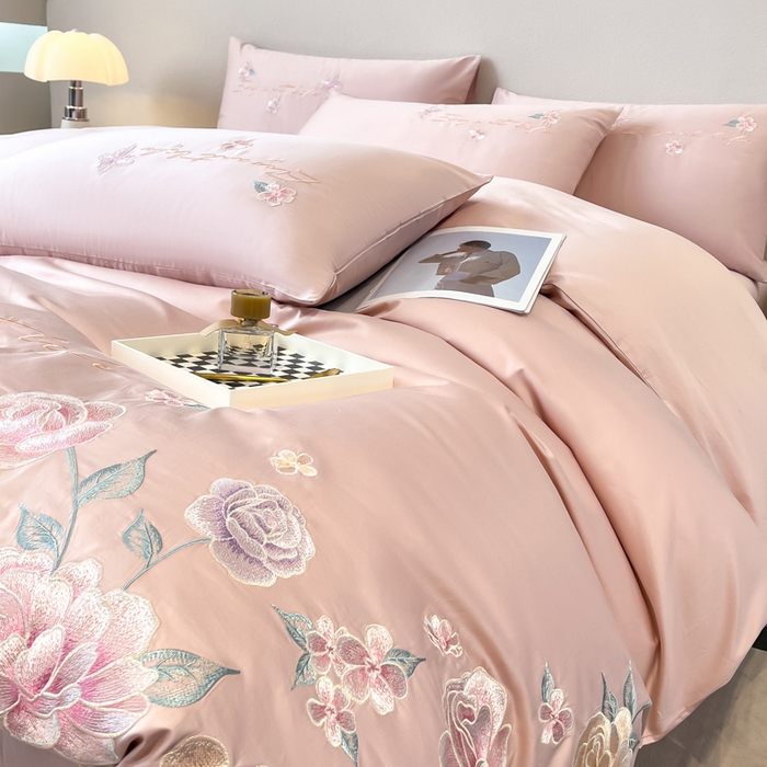 91家纺网 家纺一手货源 找家纺 欣宜家纺 2025新款纯棉全棉长绒棉刺绣绣花四件套高端礼盒款-爱丽丝 爱丽丝-轻奢粉