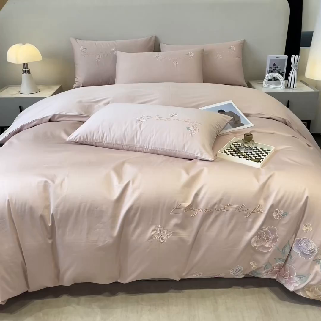 91家纺网 家纺一手货源 找家纺 欣宜家纺 2025新款纯棉全棉长绒棉刺绣绣花四件套高端礼盒款-爱丽丝 爱丽丝-轻奢粉