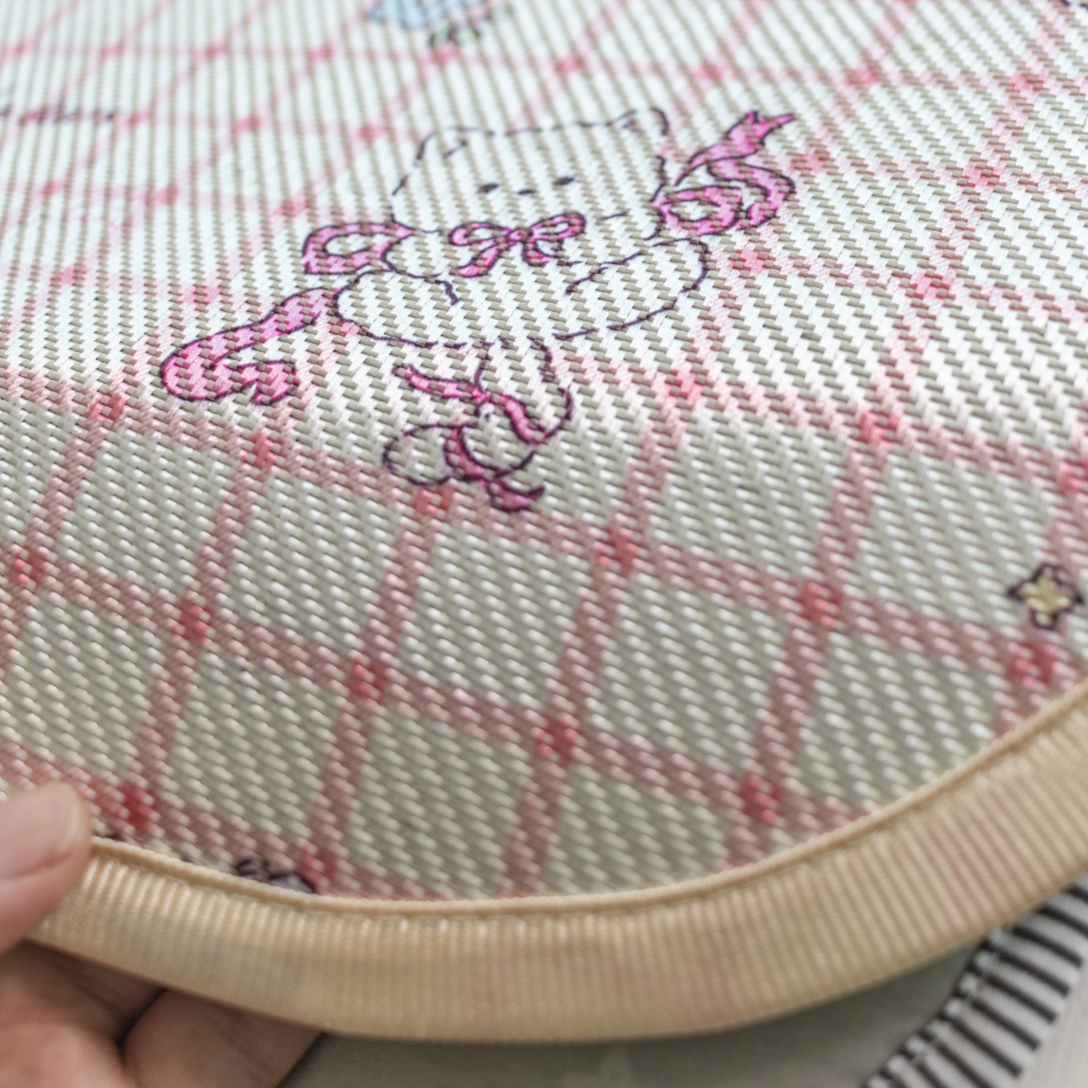 91家纺网 家纺一手货源 找家纺 欣宜家纺 2025新款可爱卡通儿童冰藤席 丝带猫咪