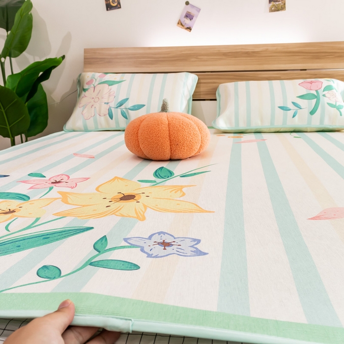 91家纺网 家纺一手货源 找家纺 （总）欣宜家纺 2025新款母婴级夏季新款小清新数码印花凉感冰丝席三件套空调席（有质检报告）