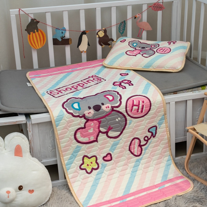 91家纺网 家纺一手货源 找家纺 欣宜家纺 2025新款母婴级儿童乳胶凉席空调席 爱心卡拉