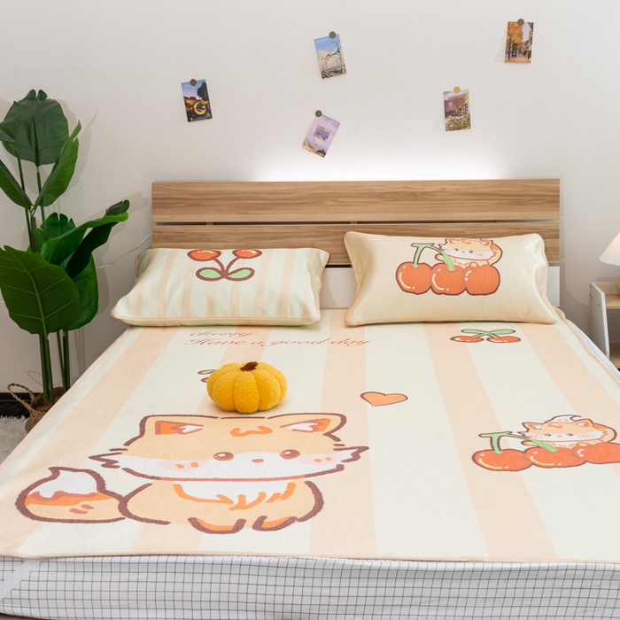 91家纺网 家纺一手货源 找家纺 欣宜家纺 2025新款母婴级夏季新款小清新数码印花凉感冰丝席三件套空调席（有质检报告） 樱桃狐狸