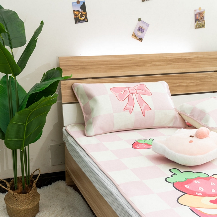 91家纺网 家纺一手货源 找家纺 欣宜家纺 2025新款母婴级夏季新款小清新数码印花凉感冰丝席三件套空调席（有质检报告） 粉格咩咩