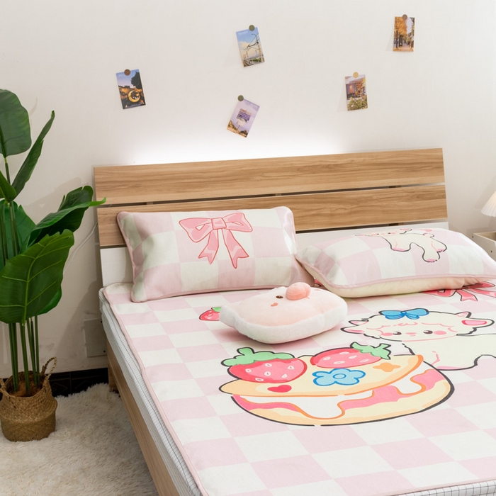 91家纺网 家纺一手货源 找家纺 欣宜家纺 2025新款母婴级夏季新款小清新数码印花凉感冰丝席三件套空调席（有质检报告） 粉格咩咩