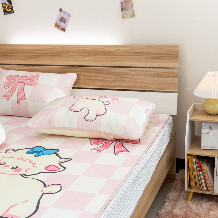 91家纺网 家纺一手货源 找家纺 欣宜家纺 2025新款母婴级夏季新款小清新数码印花凉感冰丝席三件套空调席（有质检报告） 粉格咩咩