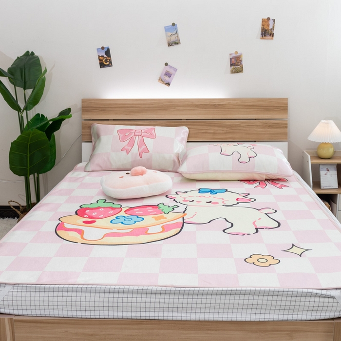 91家纺网 家纺一手货源 找家纺 欣宜家纺 2025新款母婴级夏季新款小清新数码印花凉感冰丝席三件套空调席（有质检报告） 粉格咩咩