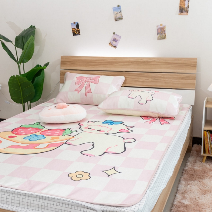 91家纺网 家纺一手货源 找家纺 欣宜家纺 2025新款母婴级夏季新款小清新数码印花凉感冰丝席三件套空调席（有质检报告） 粉格咩咩