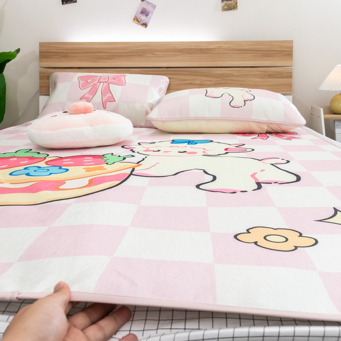 91家纺网 家纺一手货源 找家纺 欣宜家纺 2025新款母婴级夏季新款小清新数码印花凉感冰丝席三件套空调席（有质检报告） 粉格咩咩