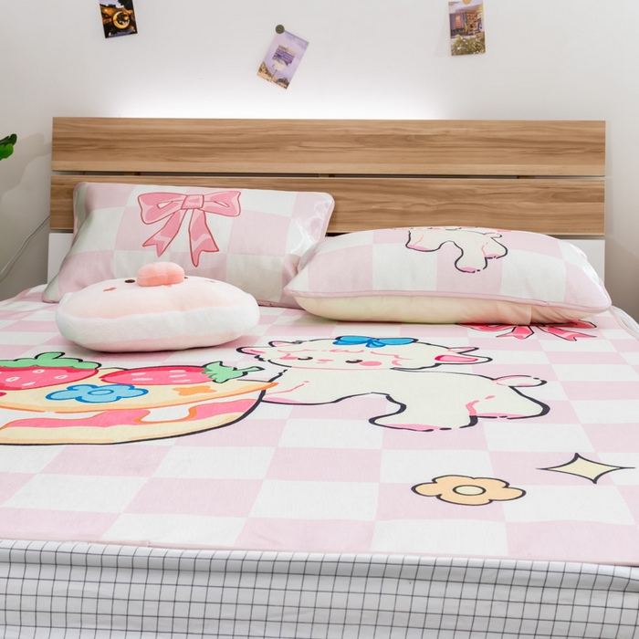 91家纺网 家纺一手货源 找家纺 欣宜家纺 2025新款母婴级夏季新款小清新数码印花凉感冰丝席三件套空调席（有质检报告） 粉格咩咩