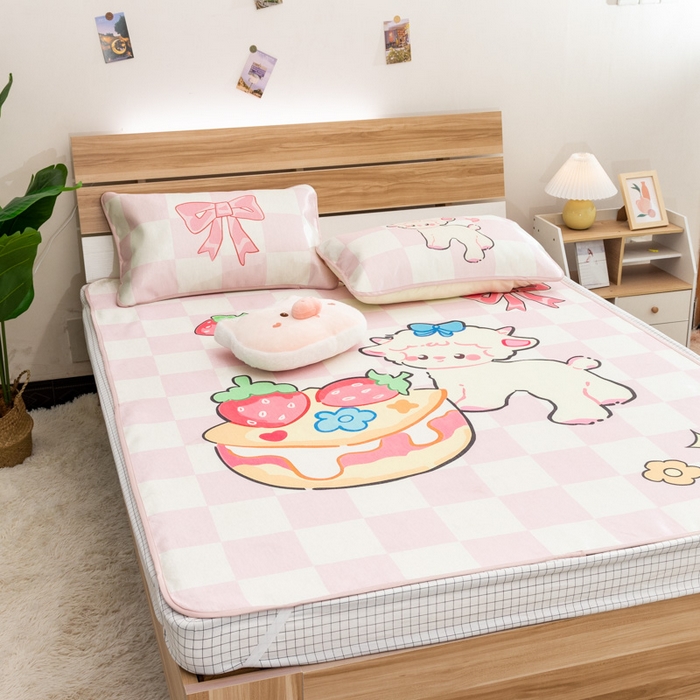 91家纺网 家纺一手货源 找家纺 欣宜家纺 2025新款母婴级夏季新款小清新数码印花凉感冰丝席三件套空调席（有质检报告） 粉格咩咩