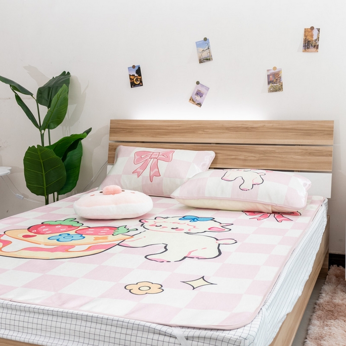 91家纺网 家纺一手货源 找家纺 欣宜家纺 2025新款母婴级夏季新款小清新数码印花凉感冰丝席三件套空调席（有质检报告） 粉格咩咩