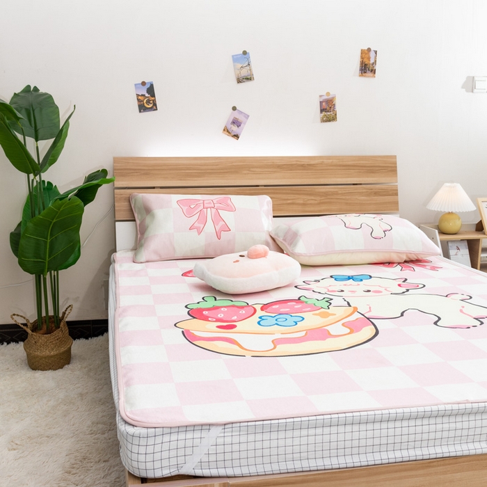 91家纺网 家纺一手货源 找家纺 欣宜家纺 2025新款母婴级夏季新款小清新数码印花凉感冰丝席三件套空调席（有质检报告） 粉格咩咩