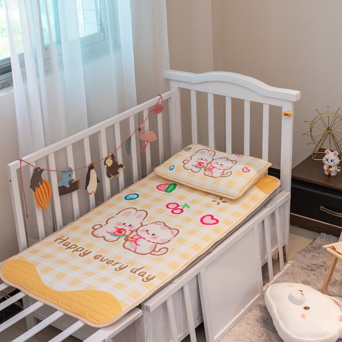 91家纺网 家纺一手货源 找家纺 欣宜家纺 2025新款母婴级儿童乳胶凉席空调席 黄格小兔