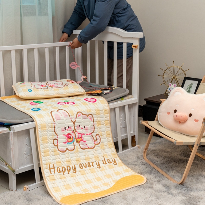 91家纺网 家纺一手货源 找家纺 欣宜家纺 2025新款母婴级儿童乳胶凉席空调席 黄格小兔