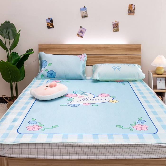 91家纺网 家纺一手货源 找家纺 欣宜家纺 2025新款母婴级夏季新款小清新数码印花凉感冰丝席三件套空调席（有质检报告） 蓝格花朵