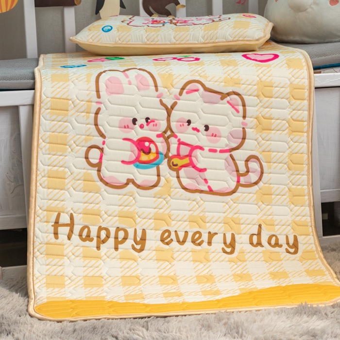 91家纺网 家纺一手货源 找家纺 欣宜家纺 2025新款母婴级儿童乳胶凉席空调席 黄格小兔