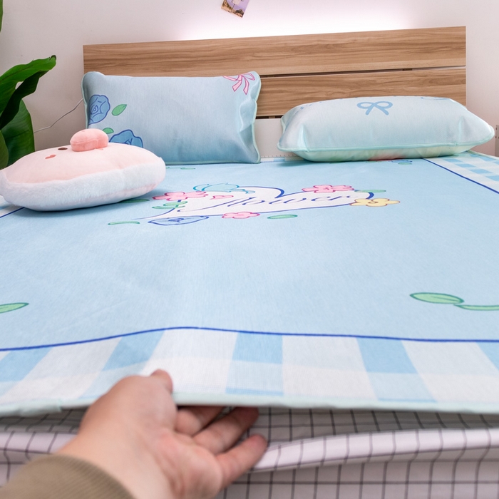 91家纺网 家纺一手货源 找家纺 欣宜家纺 2025新款母婴级夏季新款小清新数码印花凉感冰丝席三件套空调席（有质检报告） 蓝格花朵