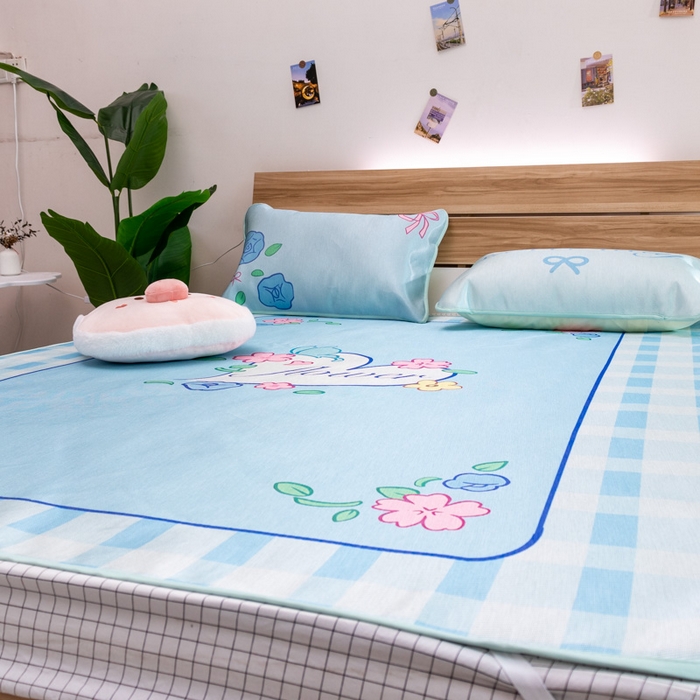 91家纺网 家纺一手货源 找家纺 欣宜家纺 2025新款母婴级夏季新款小清新数码印花凉感冰丝席三件套空调席（有质检报告） 蓝格花朵