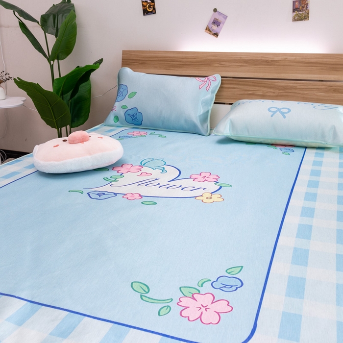 91家纺网 家纺一手货源 找家纺 欣宜家纺 2025新款母婴级夏季新款小清新数码印花凉感冰丝席三件套空调席（有质检报告） 蓝格花朵