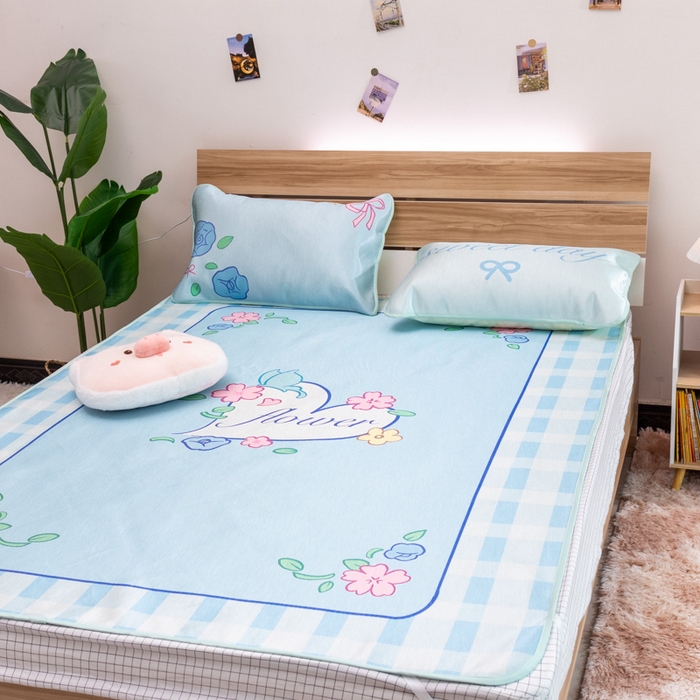 91家纺网 家纺一手货源 找家纺 欣宜家纺 2025新款母婴级夏季新款小清新数码印花凉感冰丝席三件套空调席（有质检报告） 蓝格花朵