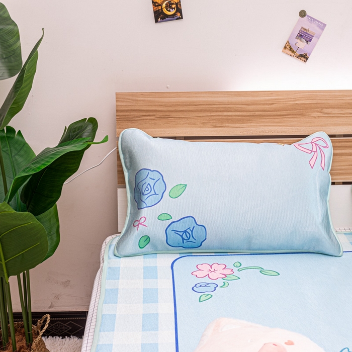 91家纺网 家纺一手货源 找家纺 欣宜家纺 2025新款母婴级夏季新款小清新数码印花凉感冰丝席三件套空调席（有质检报告） 蓝格花朵