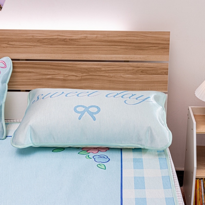 91家纺网 家纺一手货源 找家纺 欣宜家纺 2025新款母婴级夏季新款小清新数码印花凉感冰丝席三件套空调席（有质检报告） 蓝格花朵