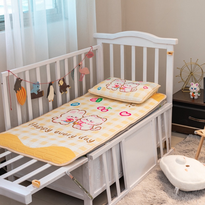 91家纺网 家纺一手货源 找家纺 欣宜家纺 2025新款母婴级儿童乳胶凉席空调席 黄格小兔