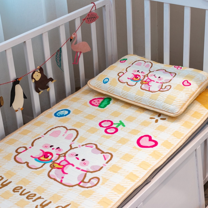 91家纺网 家纺一手货源 找家纺 欣宜家纺 2025新款母婴级儿童乳胶凉席空调席 黄格小兔