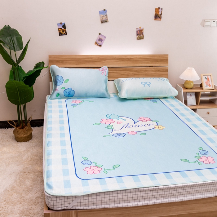 91家纺网 家纺一手货源 找家纺 欣宜家纺 2025新款母婴级夏季新款小清新数码印花凉感冰丝席三件套空调席（有质检报告） 蓝格花朵