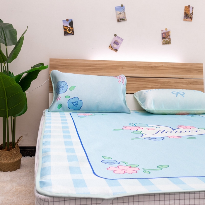 91家纺网 家纺一手货源 找家纺 欣宜家纺 2025新款母婴级夏季新款小清新数码印花凉感冰丝席三件套空调席（有质检报告） 蓝格花朵