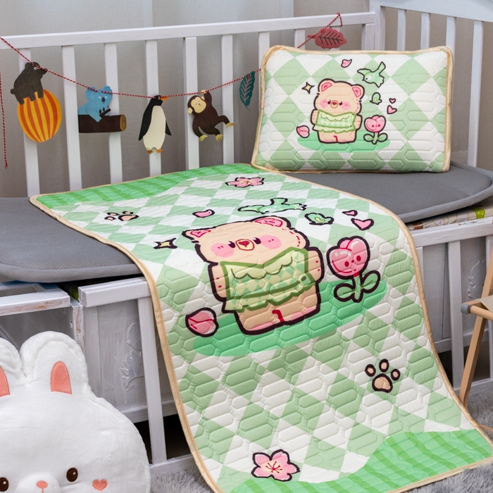 91家纺网 家纺一手货源 找家纺 欣宜家纺 2025新款母婴级儿童乳胶凉席空调席 绿格小熊