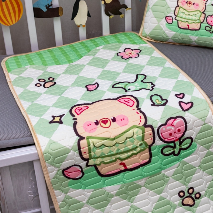 91家纺网 家纺一手货源 找家纺 欣宜家纺 2025新款母婴级儿童乳胶凉席空调席 绿格小熊