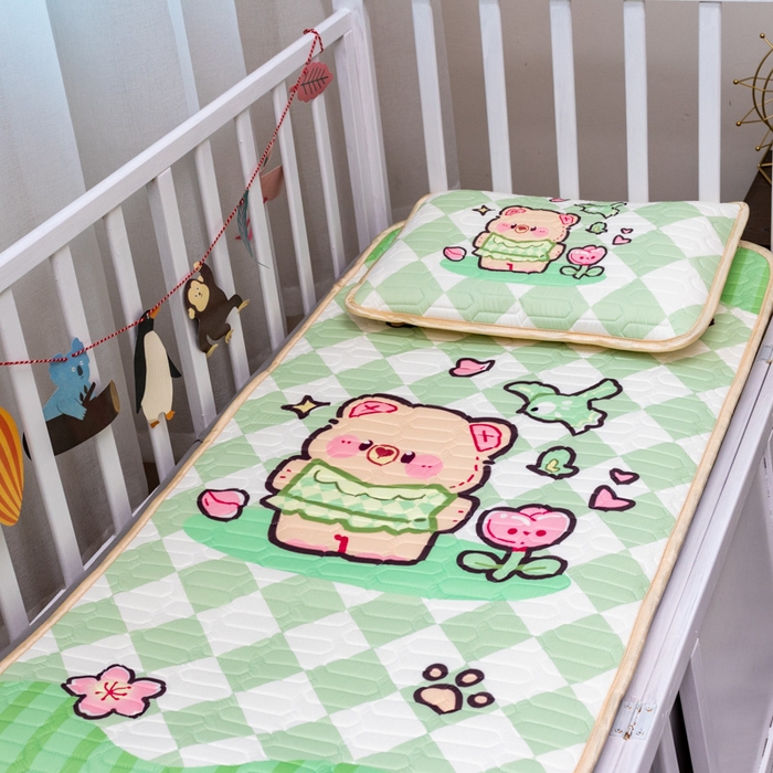 91家纺网 家纺一手货源 找家纺 欣宜家纺 2025新款母婴级儿童乳胶凉席空调席 绿格小熊